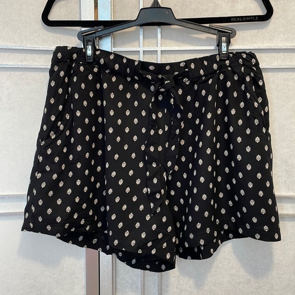 Susina Pants - BLACK rayon shorts with white print and waist tie - size small